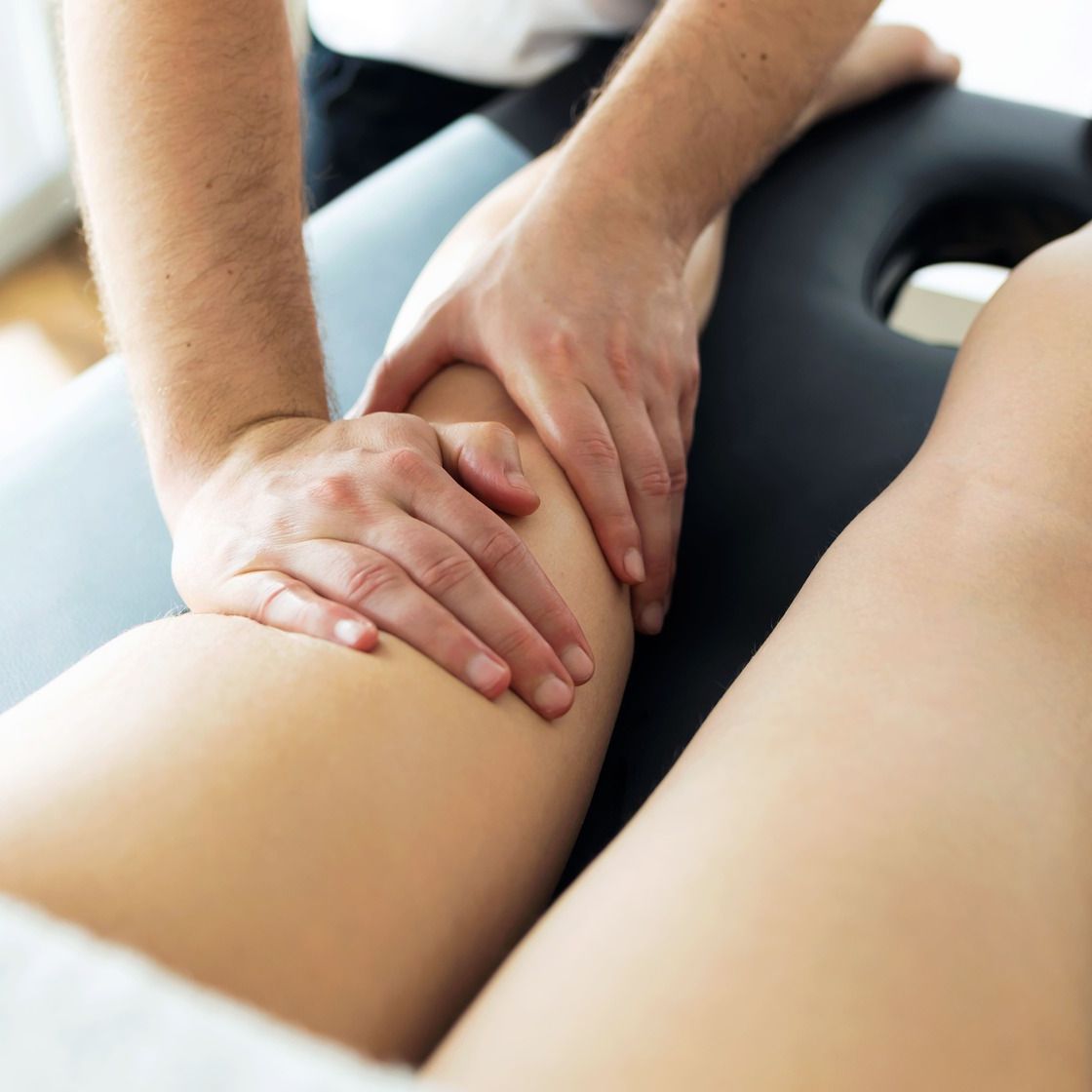 fisioterapeuta dando masaje en piernas